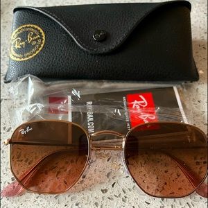 Brand new, never worn RayBan aviators- so cute! Was a gift and already had them.